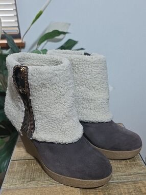 Michael Kors Wedge Gray Suede Sherpa Cuff Side Decor Zipper Womens 8